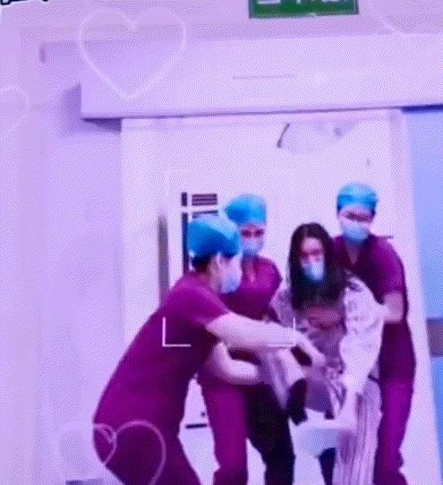“彪悍”产妇刷屏，刚生完娃就冲出产房暴打老公，3个人都没拦住