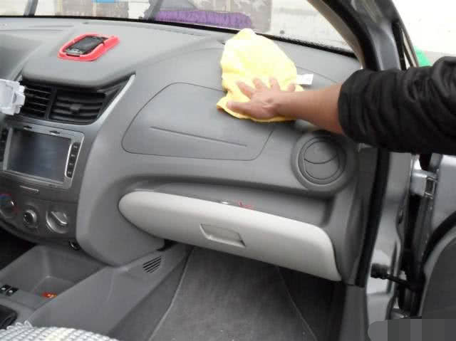 车身的灰尘用什么扫不伤漆,车身灰尘用掸子清理伤漆吗