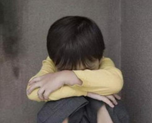 两岁孩子无理取闹哭闹应不应该打,孩子无理取闹的哭闹挨揍