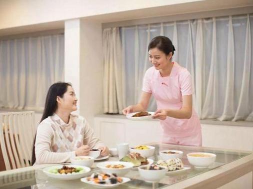 干保姆月嫂照顾老人哪个行业好,请月嫂还要老人帮忙吗