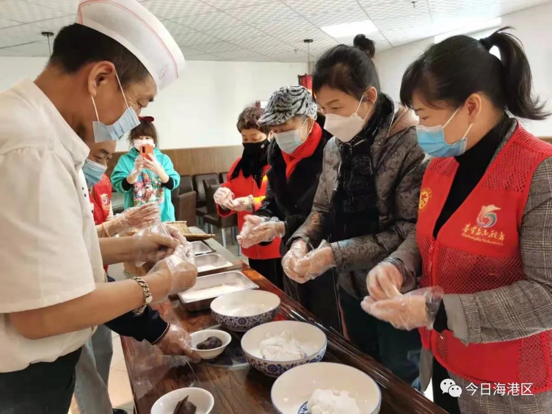 中秋节月圆之时家人团聚吃月饼,月圆人团圆不用等待的团聚更美味