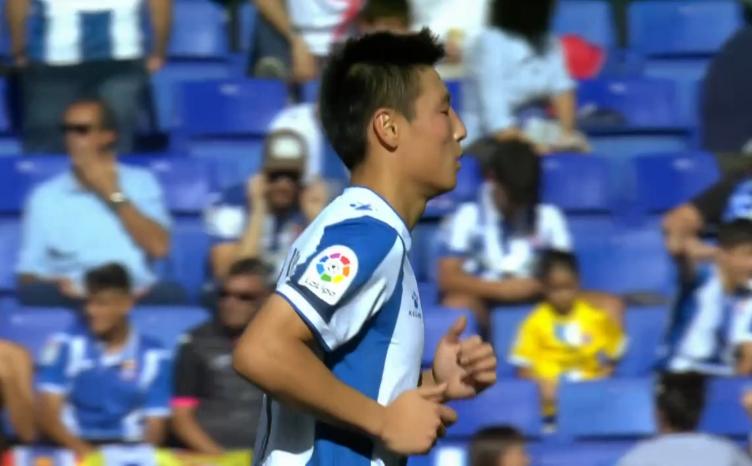 武磊高举双手抗议！禁区内倒地被裁判直接无视连VAR都不看