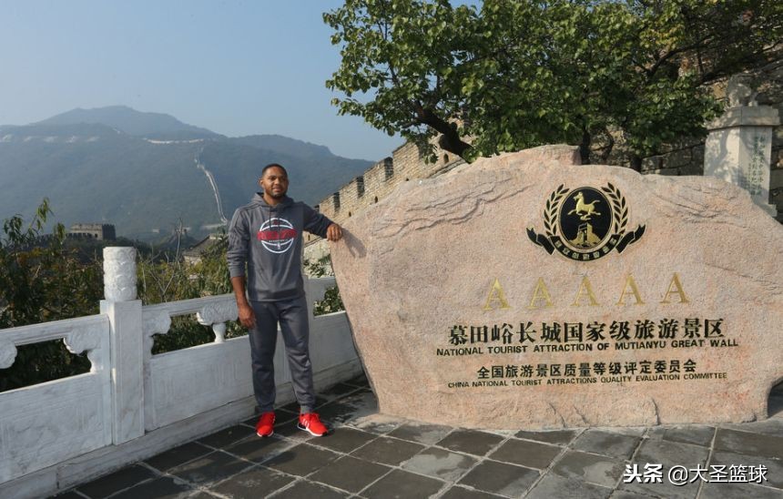 在万里长城面前NBA球星也秒变小粉丝邓肯穿CBA羽绒服爬长城
