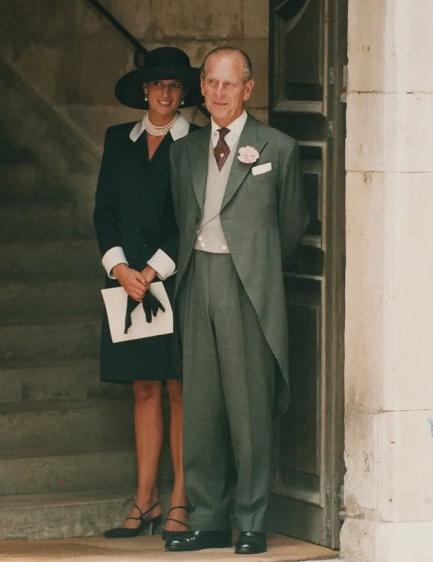 戴安娜在机场喊爸爸,菲利普亲王和戴安娜恋爱过程