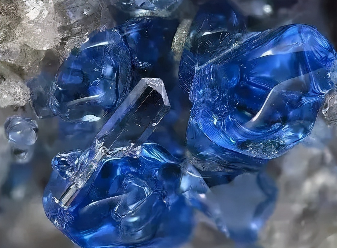 宝石切尔西蓝色妖姬,蓝色妖姬珠宝值钱吗