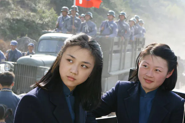 重看《色戒》,四个吸烟镜头,完美诠释出王佳芝的成长与挣扎