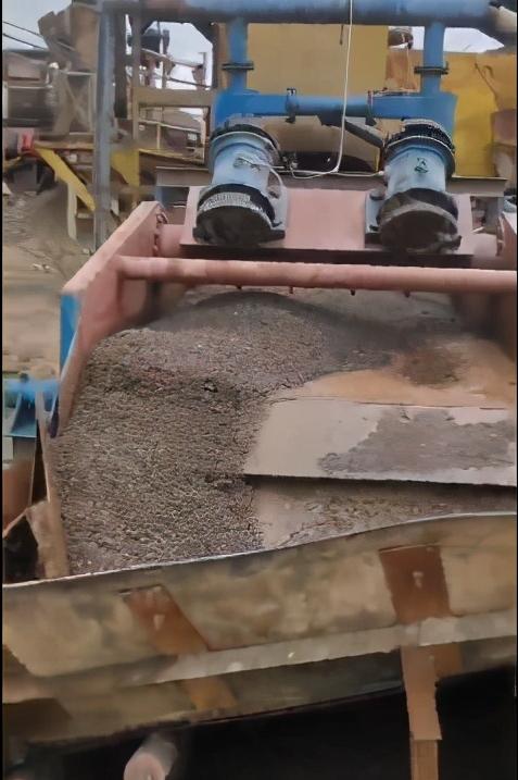 洗沙机脱水筛物料跑偏,洗沙振动脱水筛跑偏怎么处理