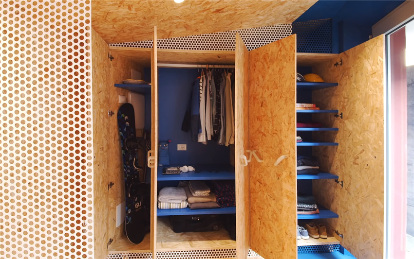 她买下26㎡自行车棚，将屋内铺满欧松板，一个人越住越舒服