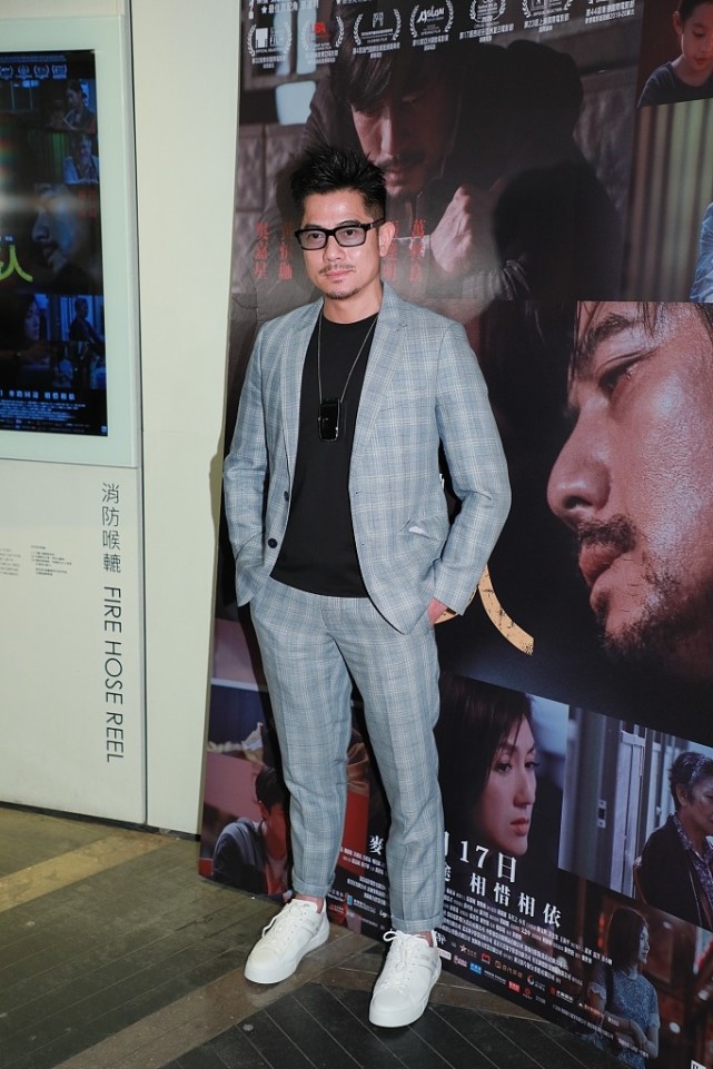 57岁郭富城穿西装笔挺出活动,郭富城双排扣西装搭配