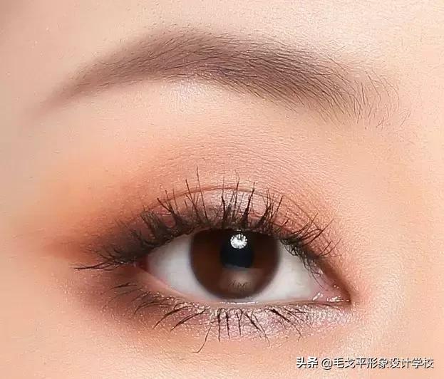 眼妆怎么画显大又干净的眼影颜色,怎样用四种颜色眼影画出酷的眼妆