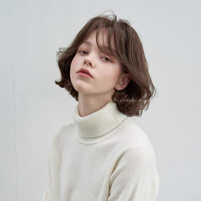 圆脸女生八字刘海发型教程,圆脸女生适合的发型八字刘海