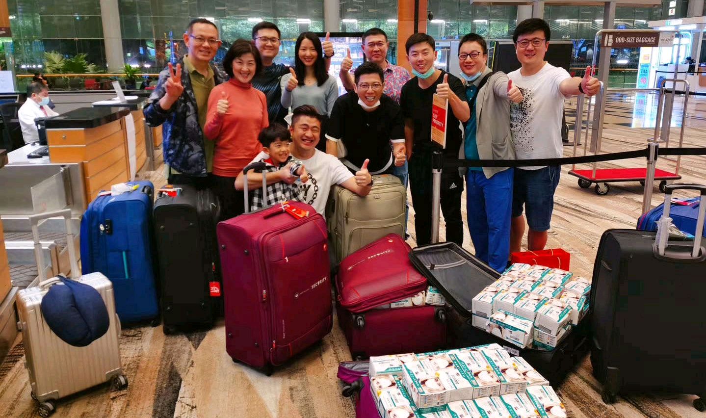 出钱又出力！胡海泉人肉背口罩回国，而国外购买地疑似是在新加坡