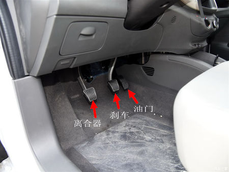 新手学车踩离合怎么踩稳,不会踩离合该怎样练习