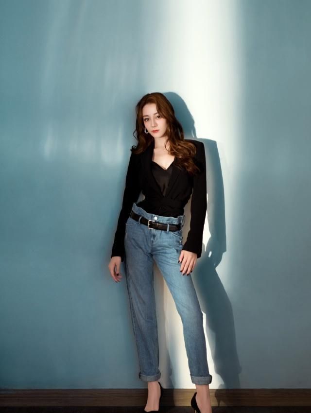 热巴对自己太狠了,把“钥匙曲别针”戴到耳朵上,隔着屏幕都疼