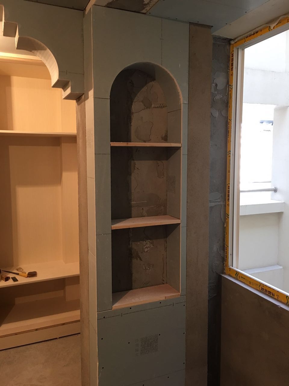 墙皮脱落用石膏修补还是用水泥,装修铲墙皮要铲到墙砖么