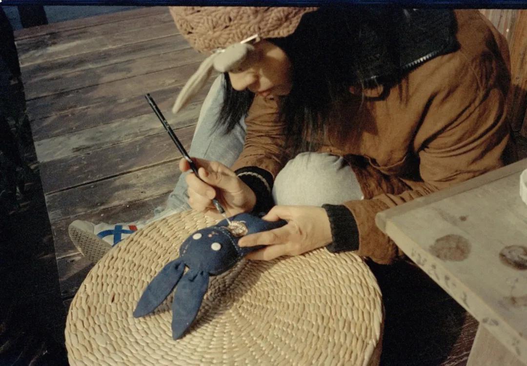 租下城郊200㎡小院,和陌生人一起生活5年:唱歌、染布、盖树屋