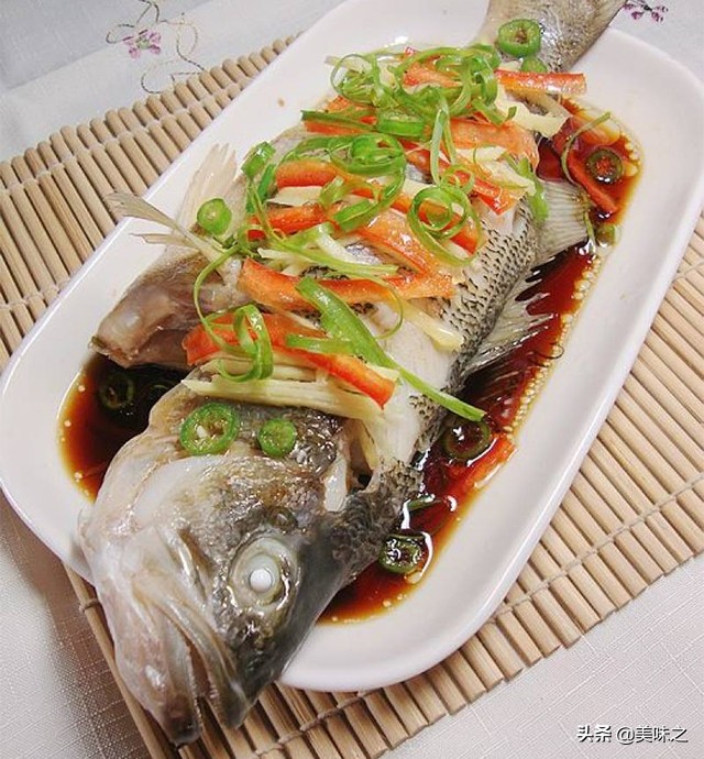 鲈鱼最好吃的做法清蒸鲈鱼,清蒸鲈鱼的做法简单易学味道鲜美