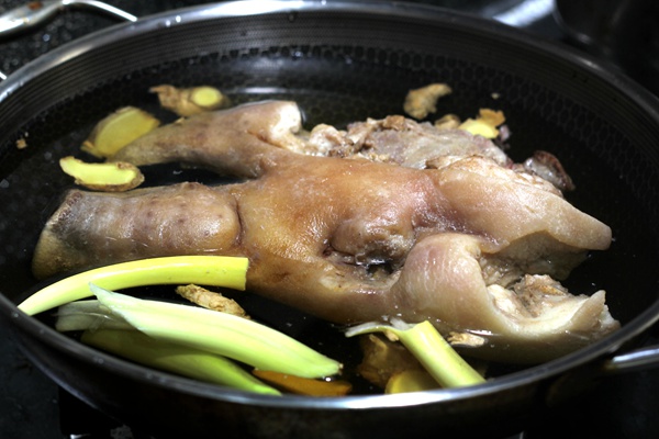 炖猪头的料汁,陈醋焖猪头肉