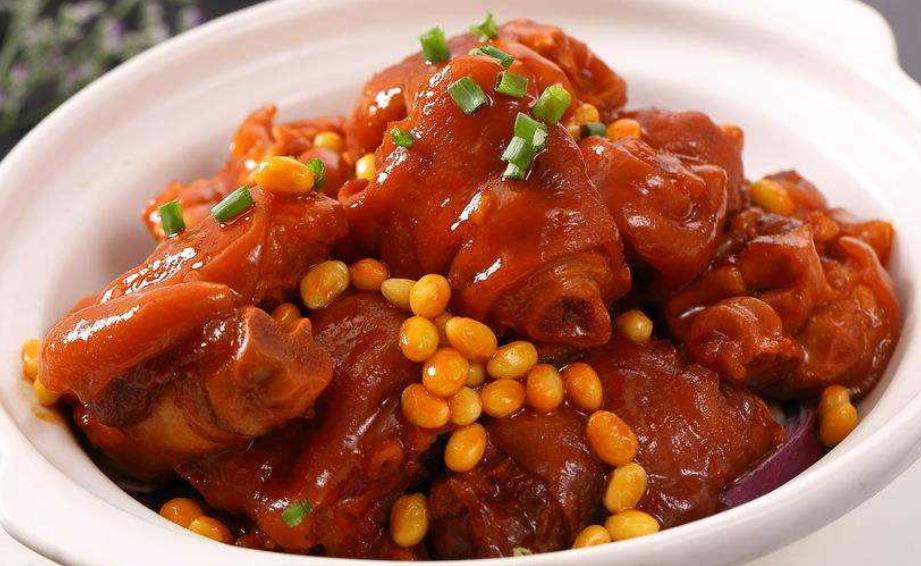 过年了黄豆炖猪蹄是一道好菜,软烂的黄豆炖猪蹄