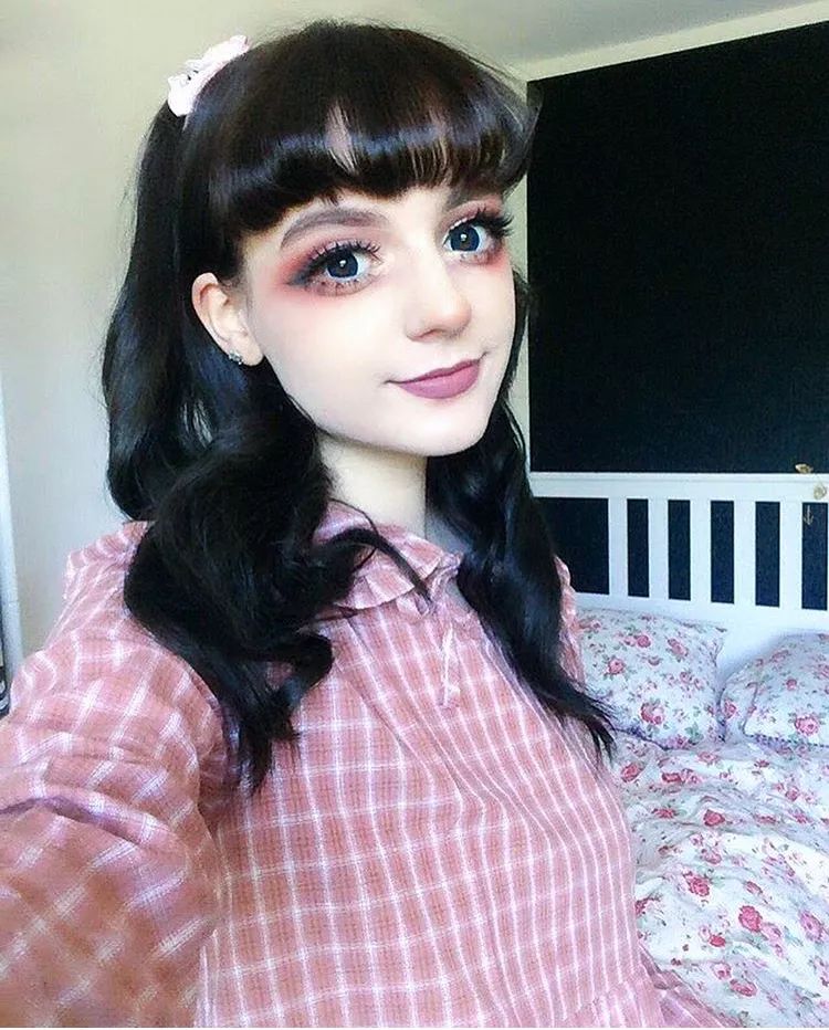 女孩酷似迪丽热巴!还是个日本JK制服爱好者