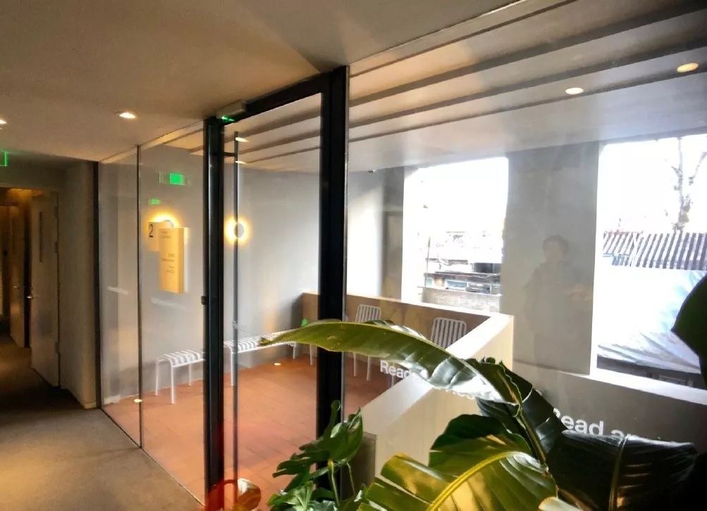 图书馆搬进酒店？这家胡同酒店适合爱阅读的你