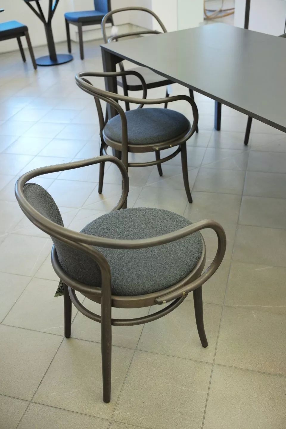 探访TON工厂看经典椅子背后的故事|疯狂24h我们去捷克干了啥?