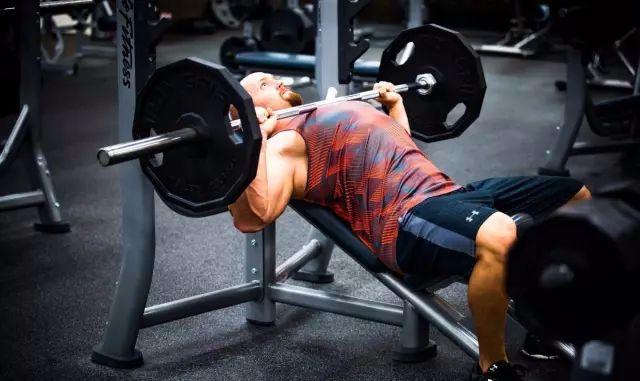 如何锻炼胸肌使胸肌增大,胸部下垂躺在床上如何练胸肌