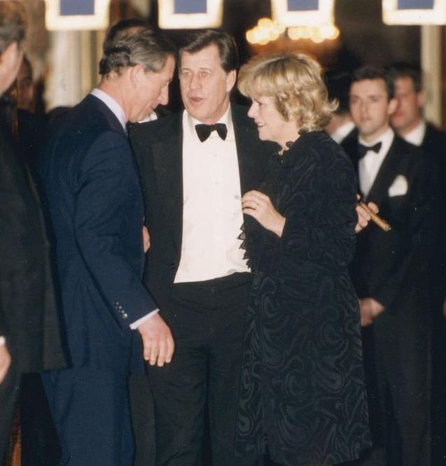 英女王母亲宠爱戴安娜,英女王哈里奶奶