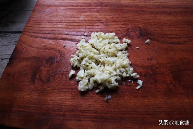 香椿炒鸡蛋正确做法先别着急下锅,香椿炒鸡蛋简单易学你会了吗