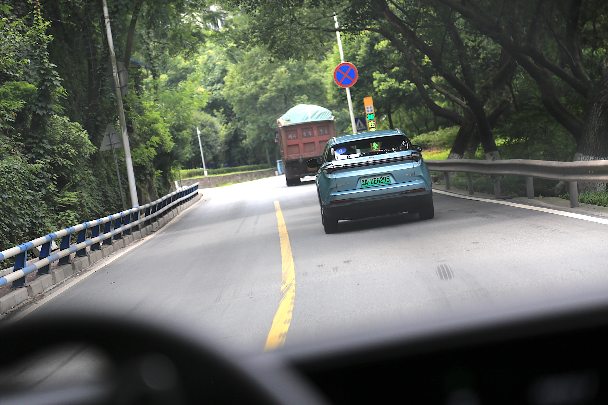 把车钥匙做成指尖陀螺？这才是纯电SUV里的“创意玩家”