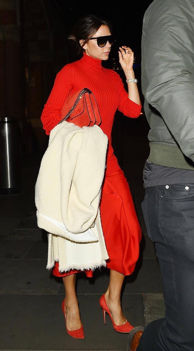 贝嫂终于换平底鞋，穿九分裤踩小白鞋，不信你有163cm