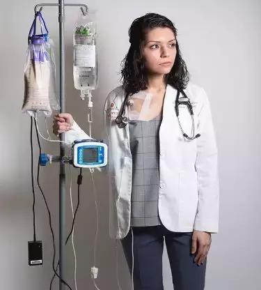 全身瘫痪，经历10次手术后康复，她就这样一步一步实现了医生梦