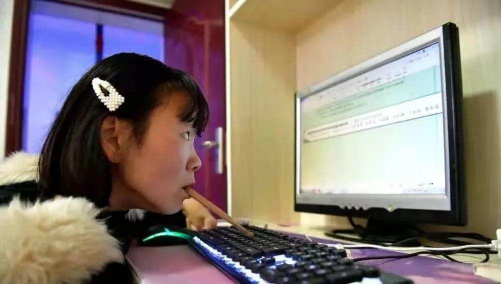 残疾女孩嘴叼木棍，敲出10多部小说：梦想，从不辜负努力的人