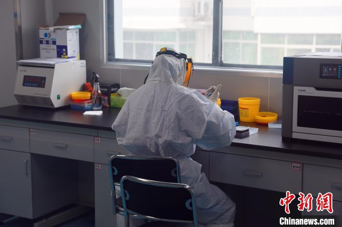 90后核酸采样员面对失业,90后病毒检测员