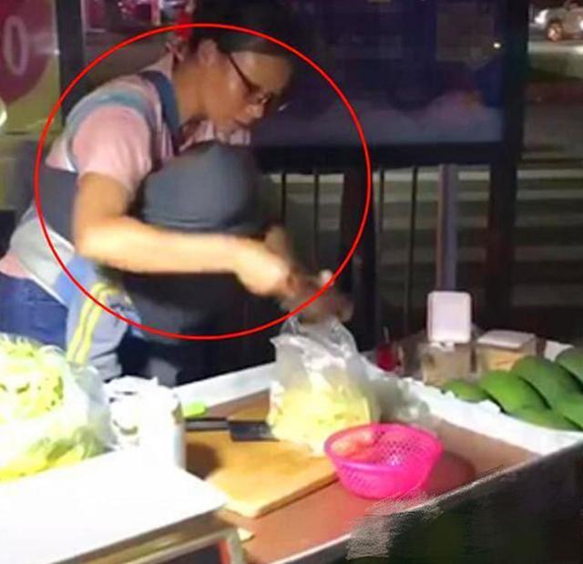 夜市老板娘胸前挂了一个“布袋”，顾客看清后说：再来一碗