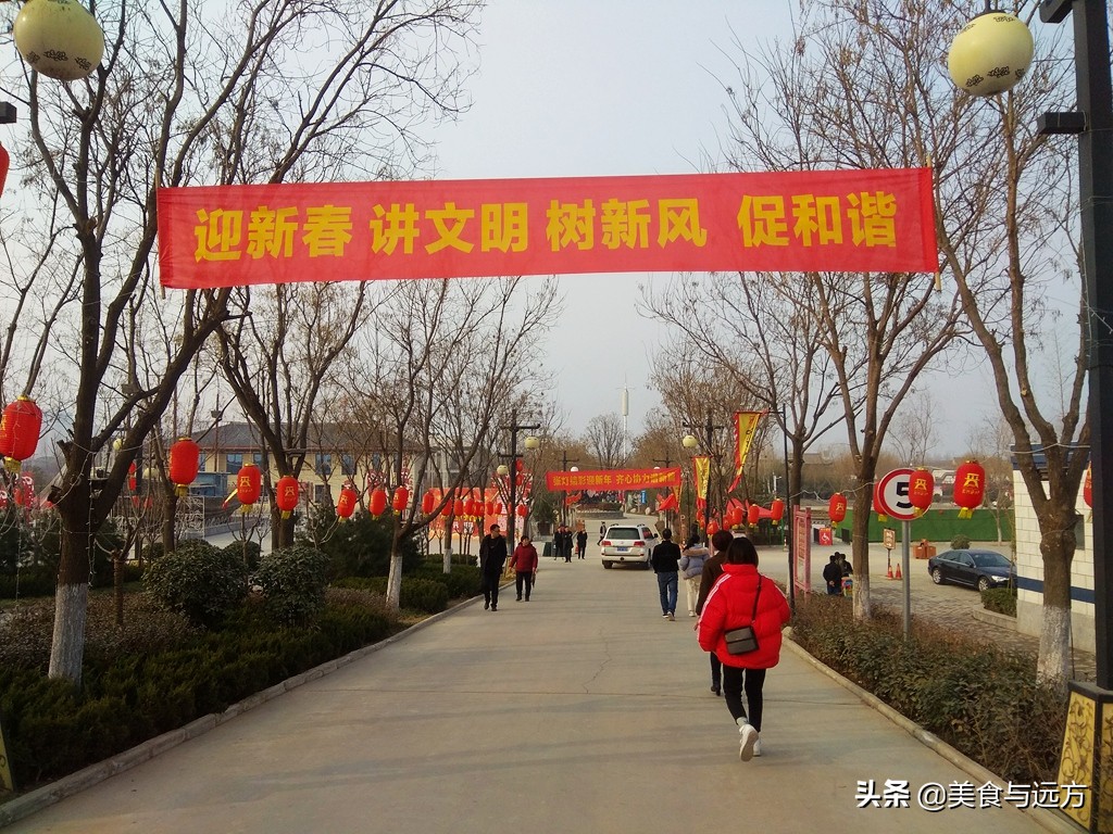渭河岸边的民俗村，拆拆建建4年了，至今依然人气挺高