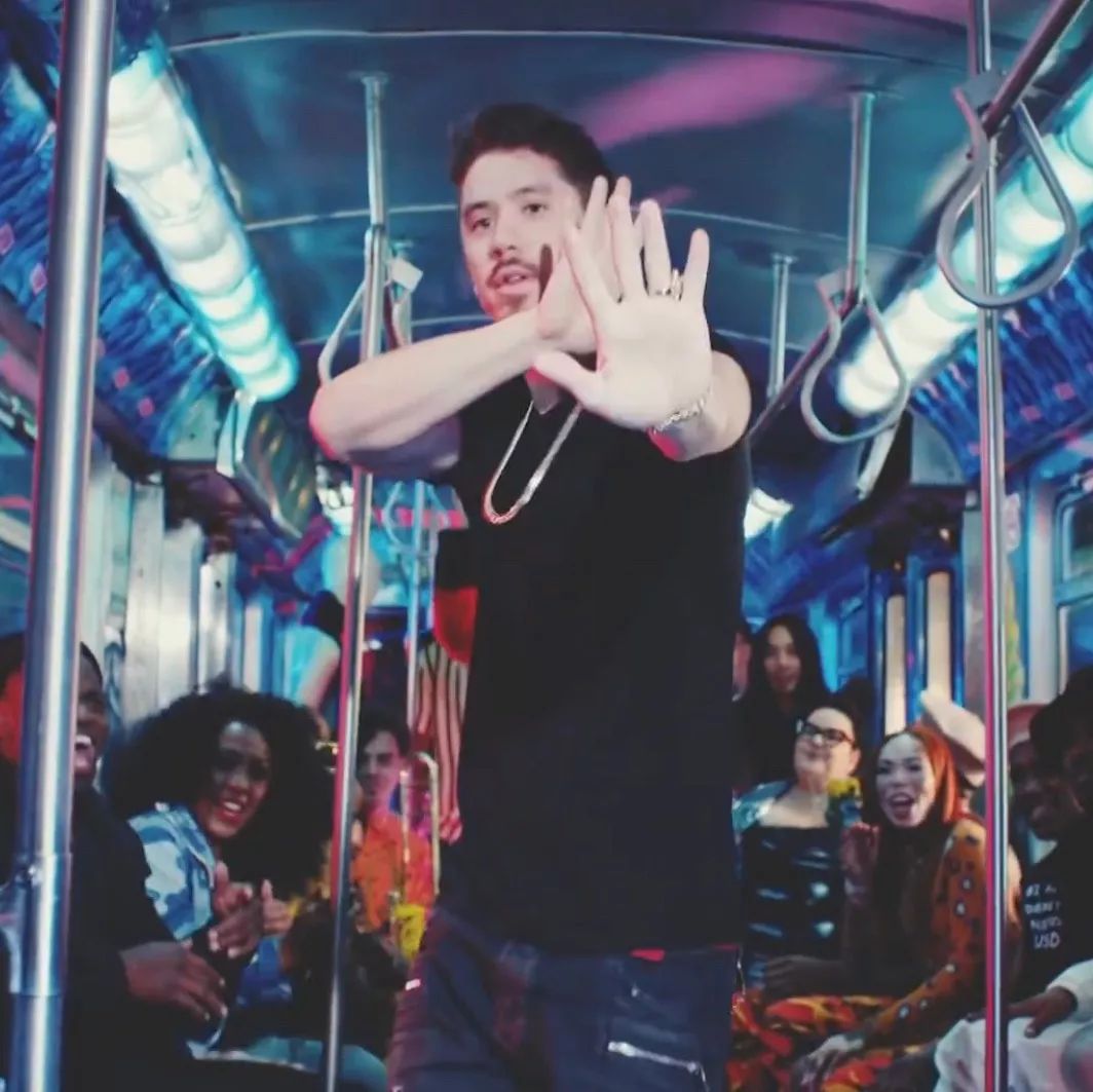 从Troye的男朋友到MariahCarey的小男宠，这个男模真厉害！