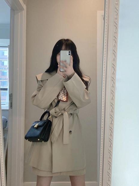 又到穿风衣白衬衣的季节,又到了穿风衣的时候了每日穿搭