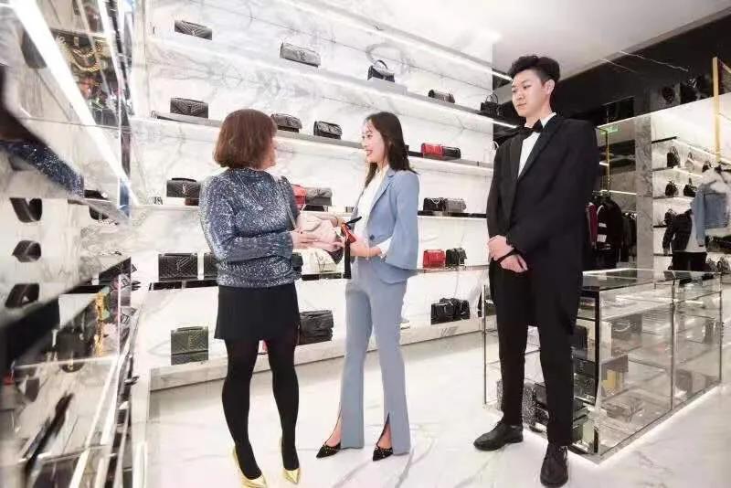 青岛海信广场破亿,万人空巷青岛