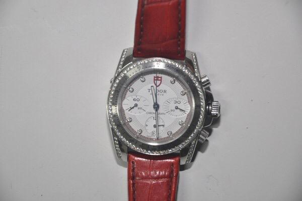 720万名表拍卖背后：公安局长与女下属酒店开房被*拍偷**敲诈，销毁证据后放人