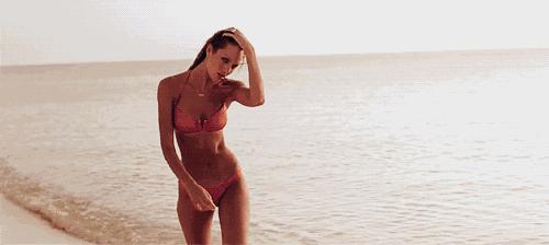 泳装正确打开方式,高叉泳装的正确穿法