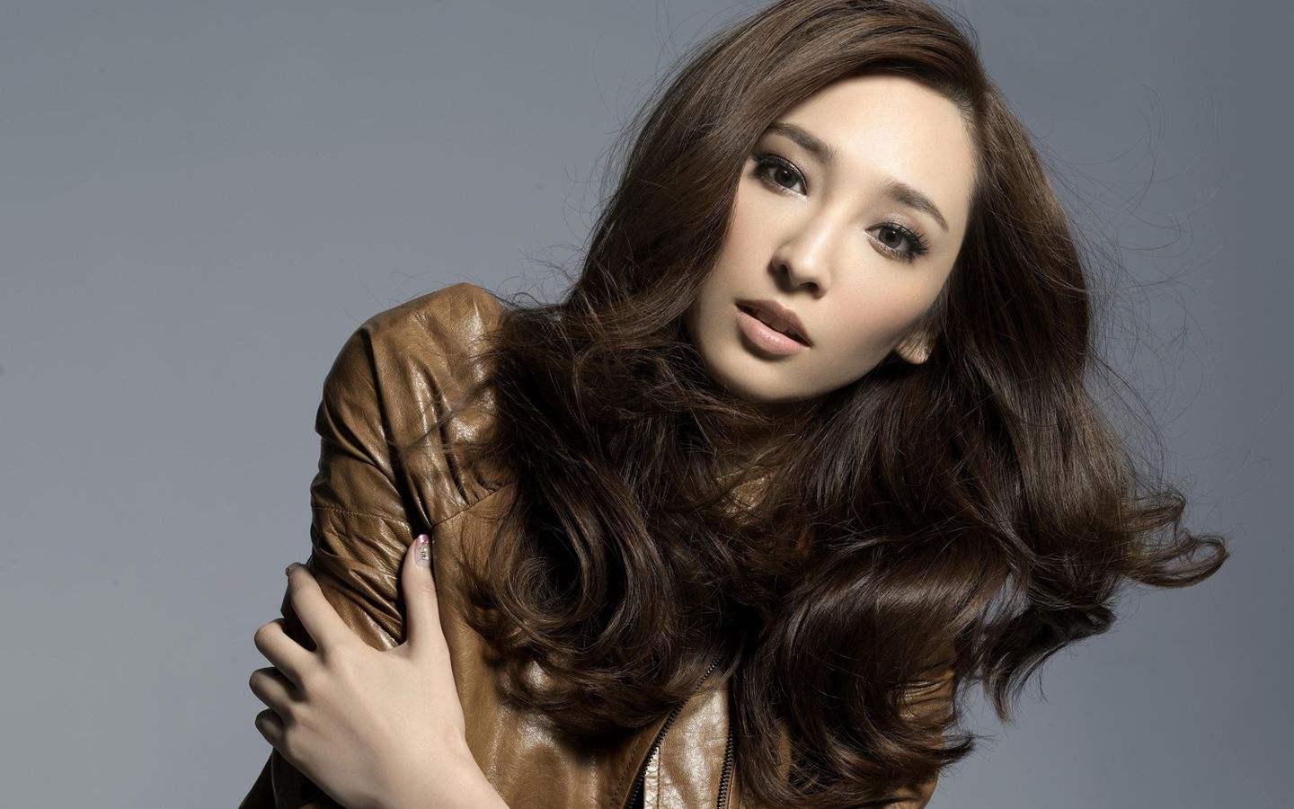 吴佩慈生四胎后皮肤松弛，颜值崩塌，她不生也会老的