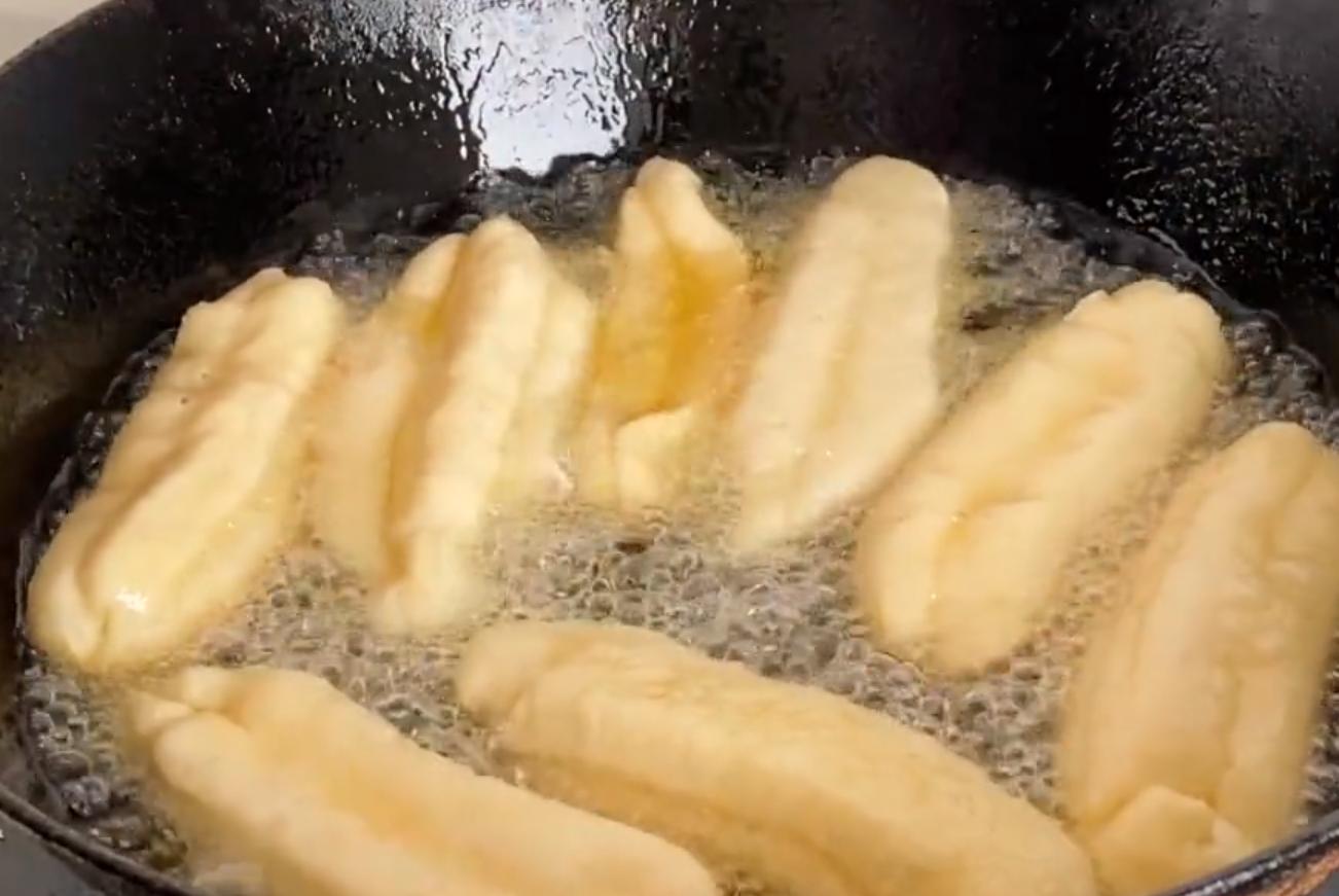 小油条香酥蓬松的做法不加鸡蛋,奶香鸡蛋小油条