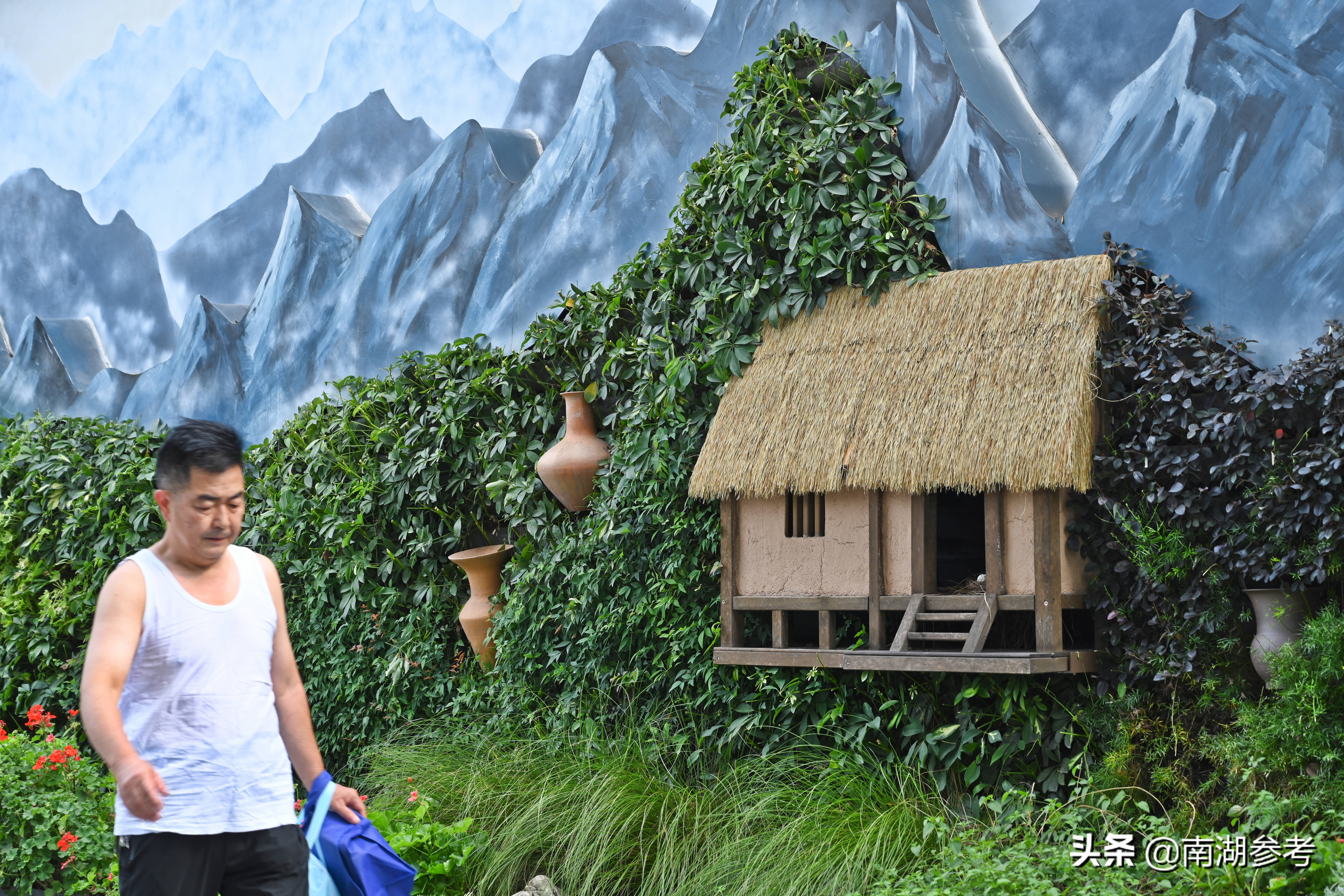 成都街头现3D木屋陶器玉璧墙绘风景“破”墙而出如画卷