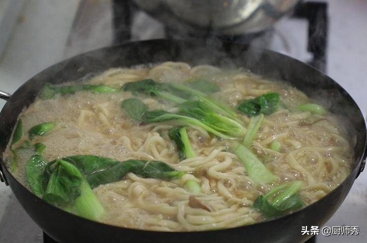 手擀面条用什么水和面更筋道,面条怎样做有劲道不易断