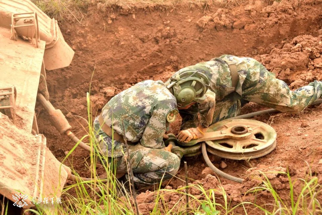 装甲战车如何使用维修工具,装甲车怎么修理