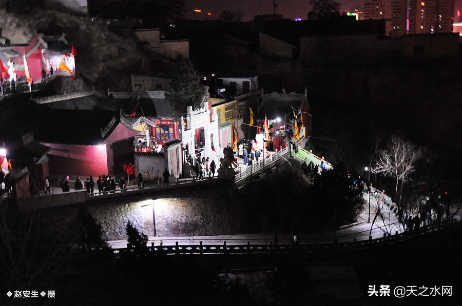 甘肃天水数万民众“上九朝观”祈福纳祥争烧头柱香!(组图)