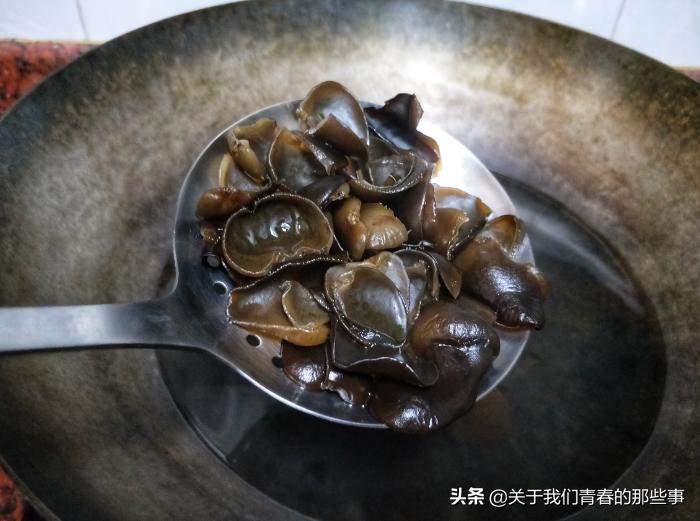 炒木耳总是噼里啪啦炸锅,炒木耳为什么会噼里啪啦的炸锅