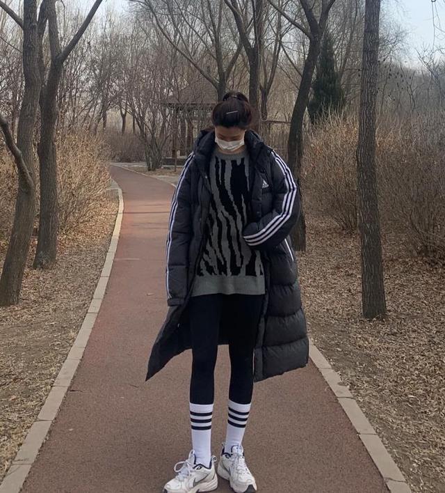 长羽绒服鲨鱼裤的穿搭,长款羽绒服鲨鱼裤冬季穿搭