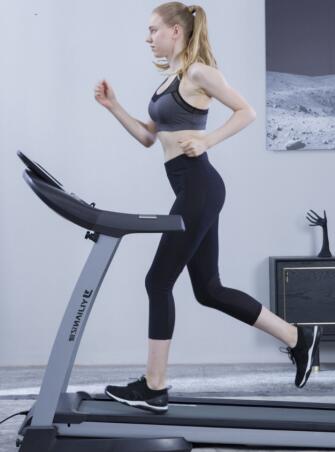 为什么不建议室内跑步机跑步,在家跑步机跑步最简单的锻炼方法